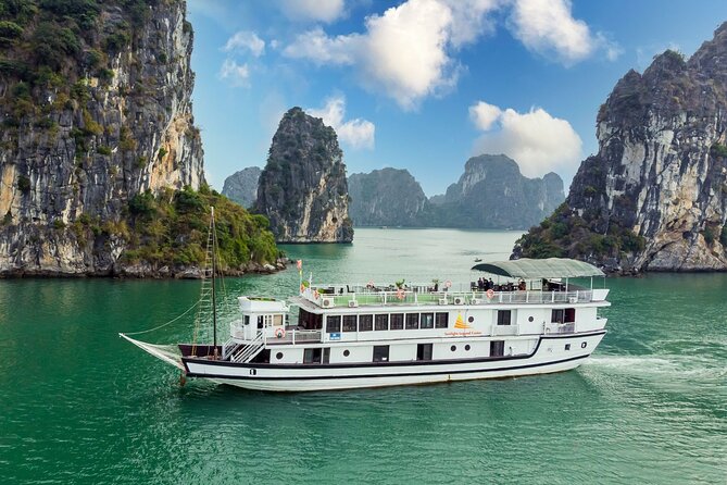 Halong Bay 2 Days 1 Night Traditional Boat - The boat, cabin, and group size