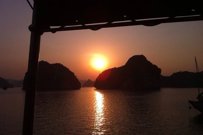 Halong Bay Cruise With Cave, Kayaking, Swimming - Buffet Lunch - Kayaking or taking a bamboo boat at Luon Cave