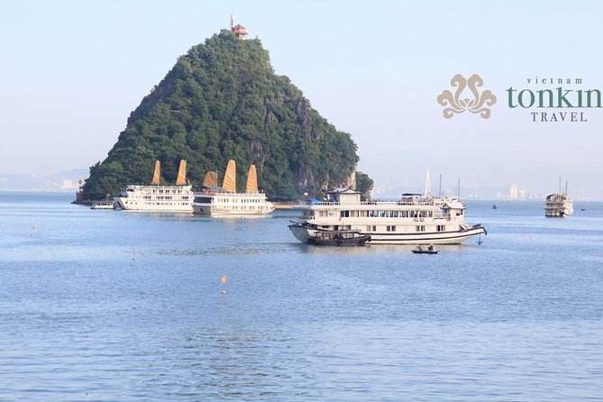 Halong bay deluxe cruise 2 days/ 1 night: kayaking, titop island, surprise cave - Kayaking through quiet lagoons