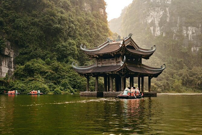 Halong Bay Full Day with All-Inclusive - Kayaking or bamboo boating at Luon Cave