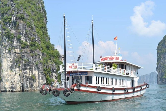 Halong Bay Islands and Caves: Full-Day Tour from Hanoi - What the group size means for your day