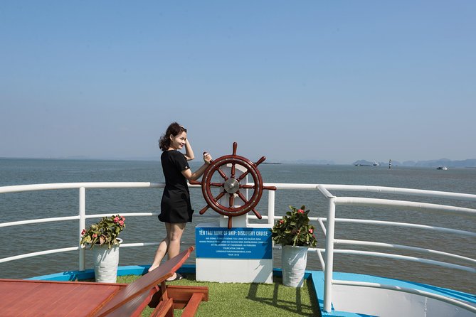Halong Bay Luxury Day Trip (8Hours) - Boarding Discovery Cruise at 9:45