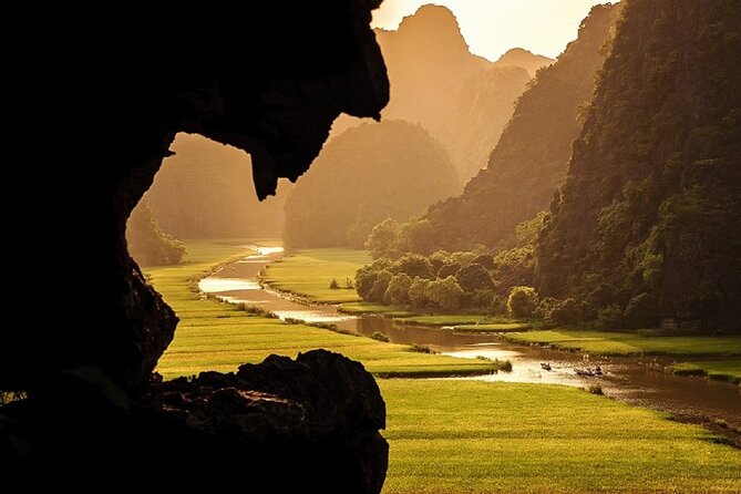 Hang Mua - Hoa Lu - Tam Coc Small Group Tour 8 People a Group - Tam Coc by local rowboat
