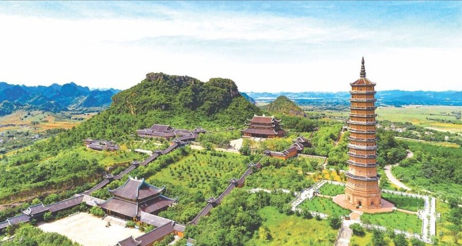 Hanoi: 2-Day Tour to Ninh Binh & Halong Bay With Transfer - Trang An by traditional wooden boat