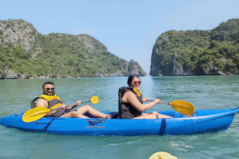 Hanoi: 5-Star Halong Bay Cruise with Lunch, Jacuzzi & Party - Kayaking or bamboo boat through Luon Cave