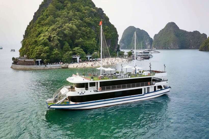 Hanoi: 5-Star Halong Bay Cruise with Lunch, Jacuzzi & Party - Lunch with limestone views at 12:30