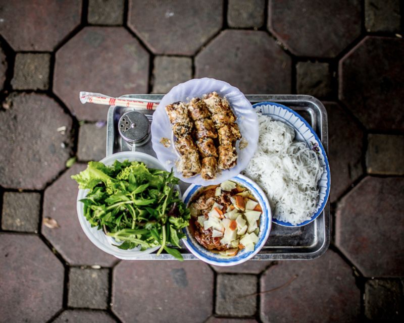 Hanoi: 7 Tastings Street Food Tour with Train Street - At a glance: seven dishes, small alleys, and Train Street