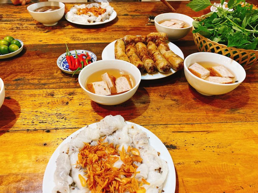 Hanoi: 7 Tastings Street Food Tour with Train Street - Stop three: Vietnamese pizza and the pleasure of trying something new