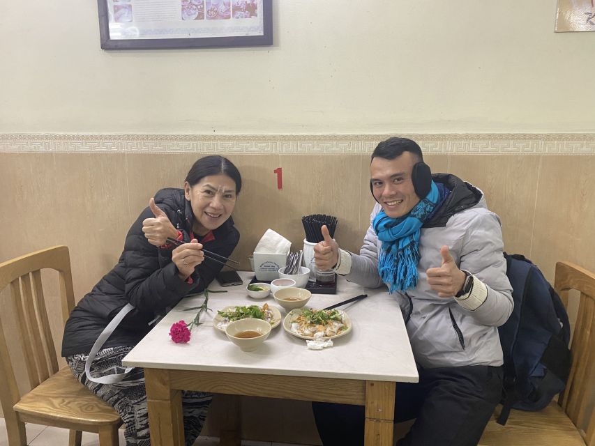Hanoi: 7 Tastings Street Food Tour with Train Street - Small eateries and the Old Quarter after dark