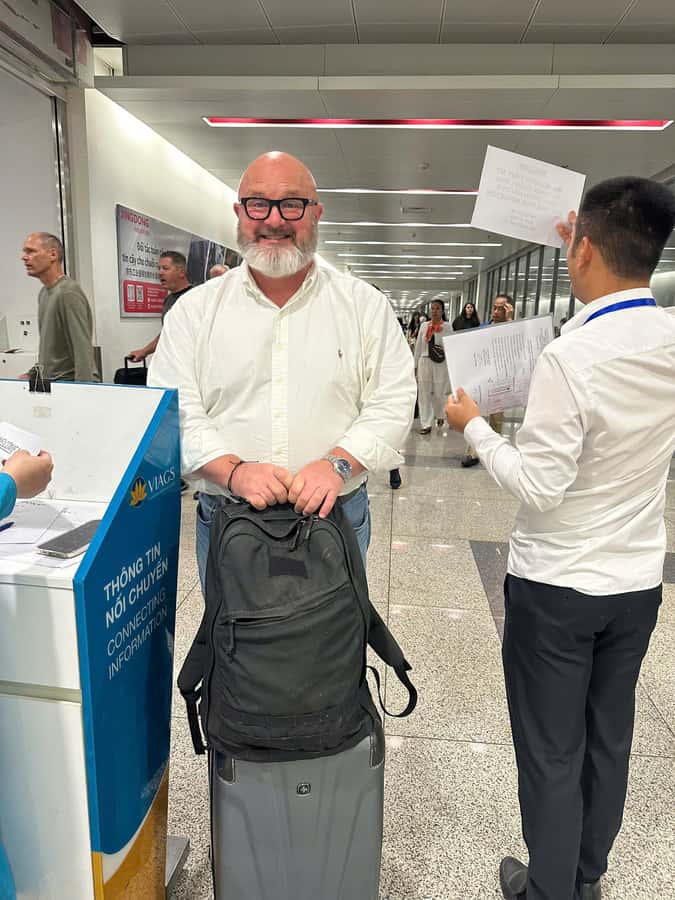 Hanoi Airport: Fast Track International Departure Flight - Meeting your host at Gate 4