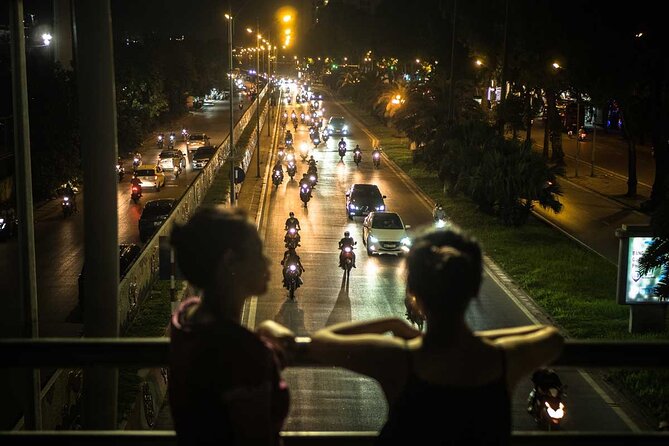 Hanoi by Night Photo Tour - Crossing Toward Long Bien Market