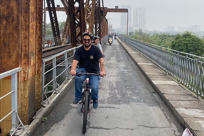 Hanoi City Bike Tour through Banana Island & Food Tasting - Huu Tiep Lake and the B-52 remains