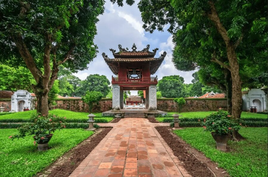 Hanoi City Half Day - A City Saves Traditional Beauties - Entering the Old Quarter by way of Dong Xuan Market