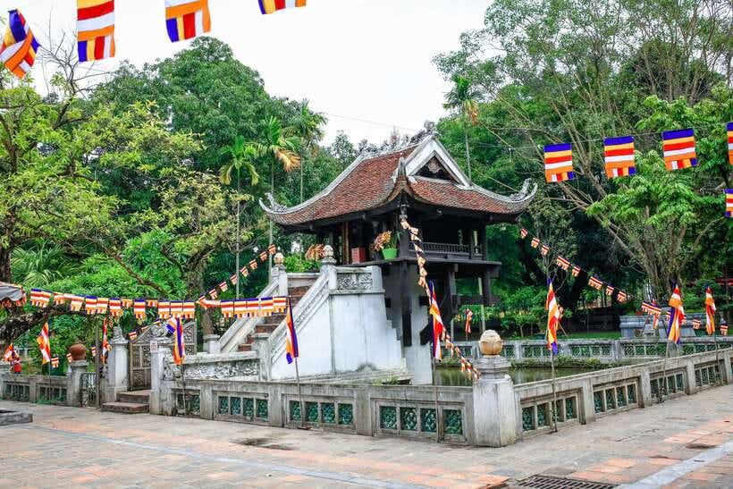 Hanoi: City Highlights Tour with Train Street & Hidden Gems - Tran Quoc Pagoda beside West Lake