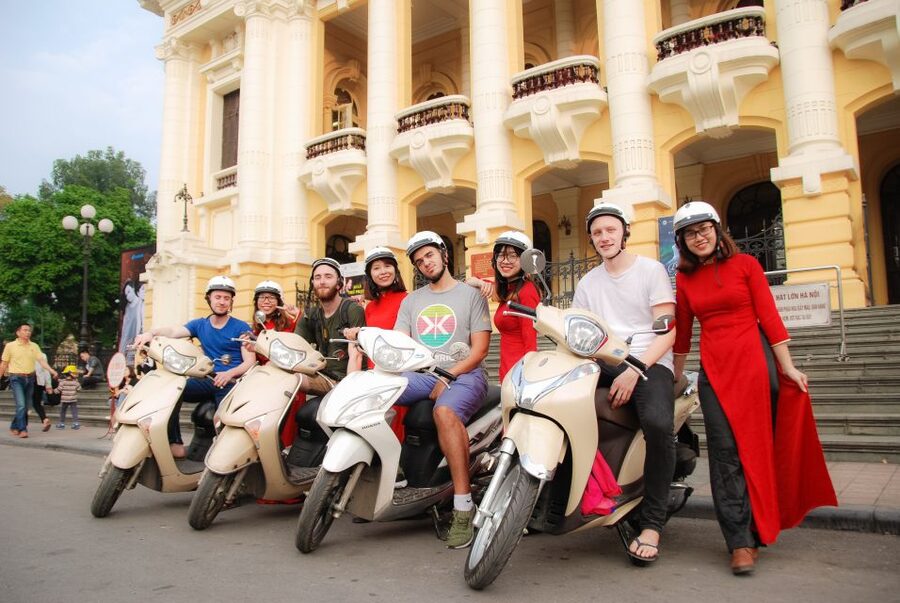 Hanoi: City Sightseeing Motorbike Tour - West Lake and Tran Quoc Pagoda