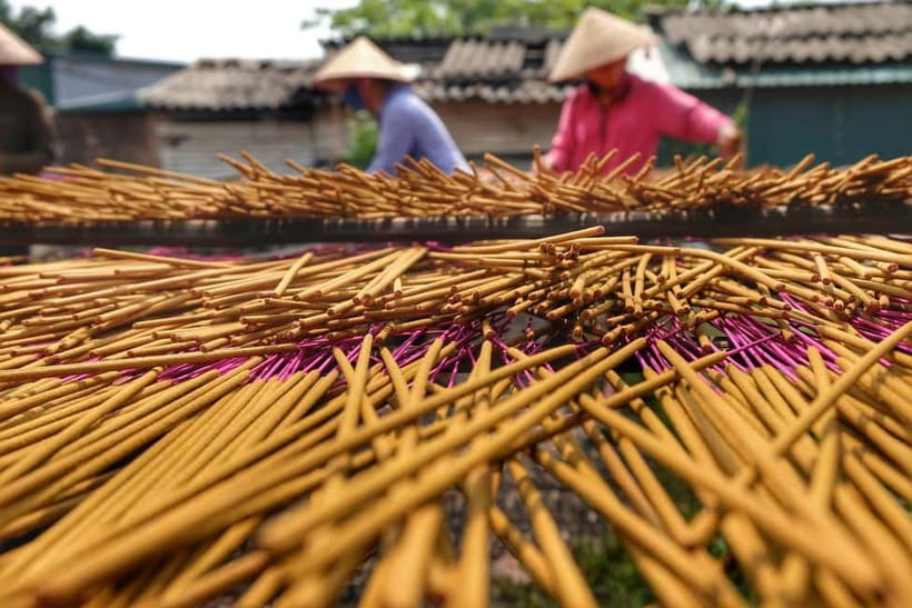 Hanoi: Conical Hat Village & Incense Village SMALL GROUP - Painting your own hat in Chuong