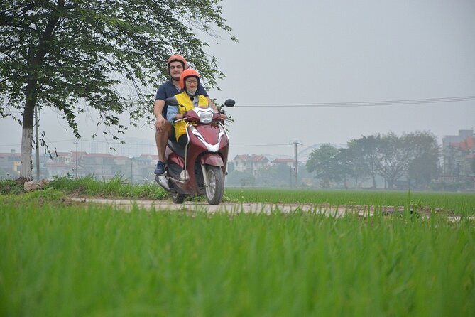 Hanoi Countryside Motorbike Tours Led By Women - Meeting a family in a 200-year-old home