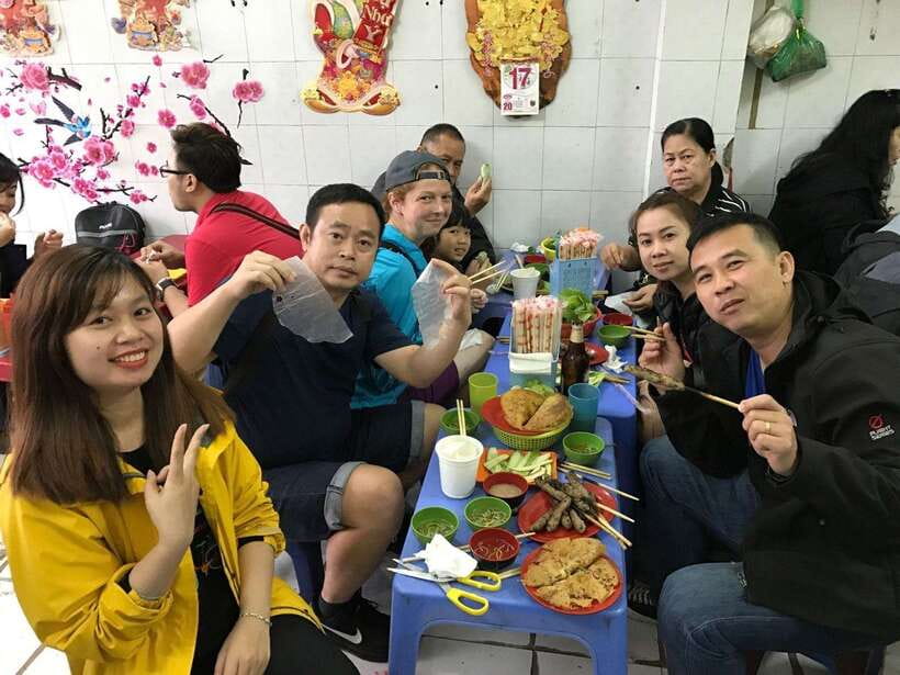 Hanoi: Eat Like a Local Small Group Street Food Tour - The first bites: papaya salad, rolls, and small snacks