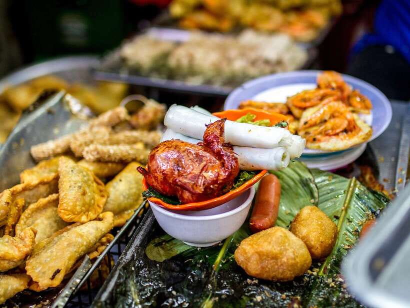 Hanoi: Eat Like a Local Small Group Street Food Tour - Fried bites, bánh mì, and the sweet finish