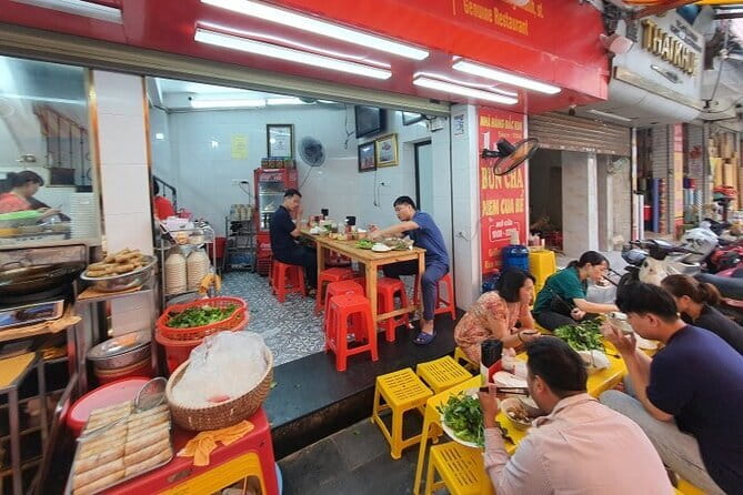 Hanoi Famous Michelin Guided Street Food Tour - Stop one: dry chicken pho at Phở Gà Nguyệt