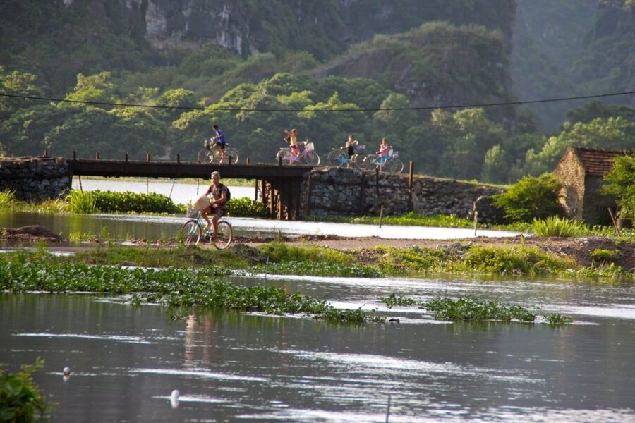 Hanoi: Full Day Guided Tour of Hoa Lu, Tam Coc, and Mua Cave - What $48 includes and what it leaves out
