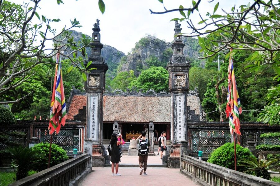 Hanoi: Full Day Guided Tour of Hoa Lu, Tam Coc, and Mua Cave - Pickup, timing, and practical limits