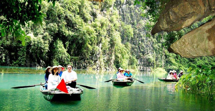 Hanoi: Full Day Tour of Hoa Lu, Tam Coc, and the Mua Cave - Hoa Lu and the temples of Dinh and Le