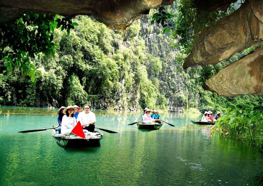 Hanoi: Full Day Tour of Hoa Lu, Tam Coc, and the Mua Cave - Mua Cave and the climb to Lying Dragon Mountain