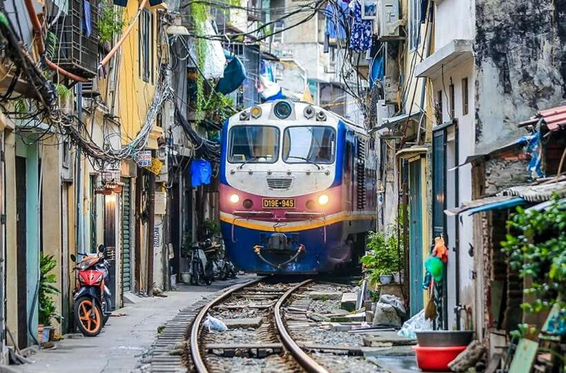 Hanoi: Guided Food Tour with Train Street Visit - Dry chicken pho offers a different Hanoi classic