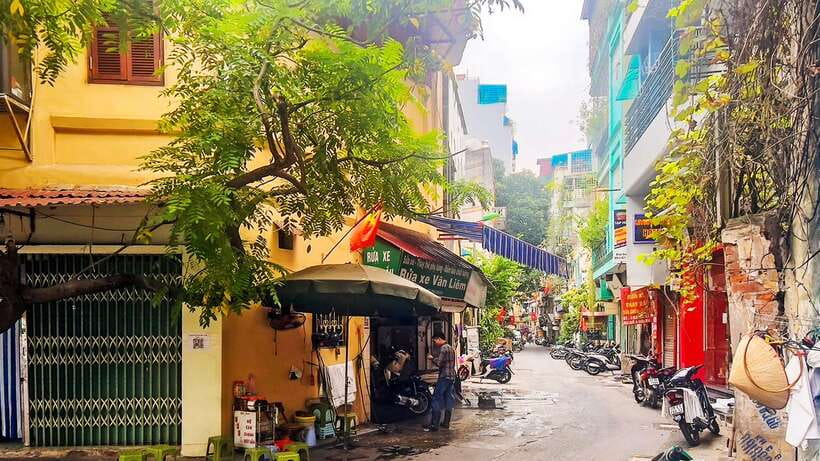 Hanoi: Guided Food Tour with Train Street Visit - Banh mi brings crunch and speed