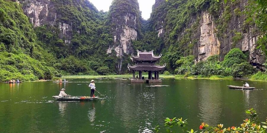 Hanoi: Guided Full-Day Hoa Lu, Trang An and Mua Cave Tour - Two hours among the limestone cliffs at Trang An