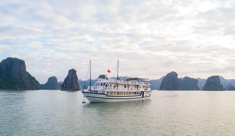 Hanoi: Ha Long Bay 2-Day 1-Night Tour by 4-star Luxury Junk - Titop Island for swimming or the summit view