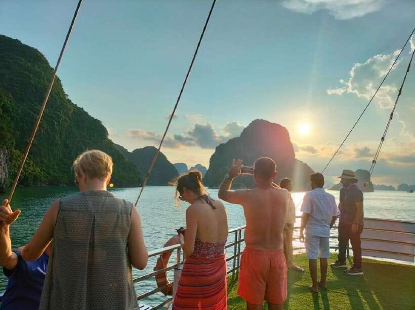 Hanoi: Ha Long Bay Day Cruise - Swimming, Meal, Kayaking - Walking through Sung Sot Cave