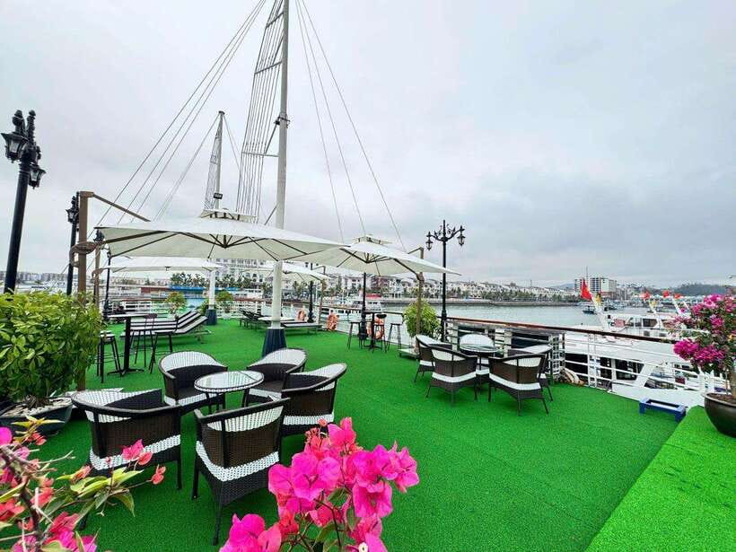 Hanoi: Ha Long Bay Day Trip - Luxury Cruise & Buffet Lunch - Buffet lunch among the limestone islands