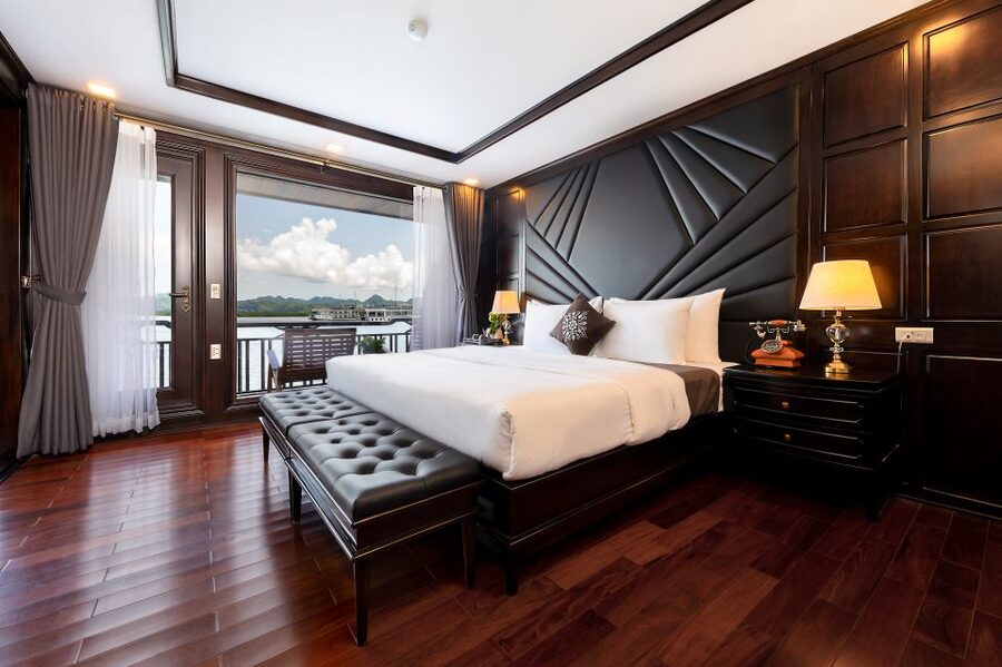 Hanoi: Halong Bay 2-Day 5-Star Balcony Cruise & Bathtub - Service, food, and comfort onboard