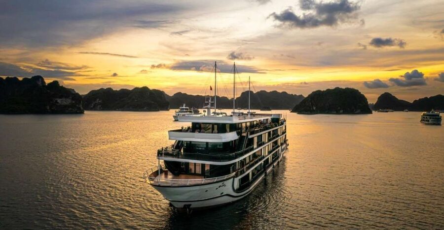 Hanoi: Halong Bay 2-Day 5-Star Balcony Cruise & Bathtub - Cabins with balconies and bathtubs