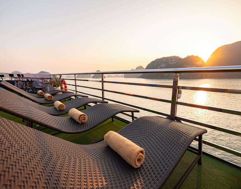 Hanoi: Halong Bay Cruise, Amazing Cave, Titov Island & Kayak - Buffet lunch with Halong Bay views