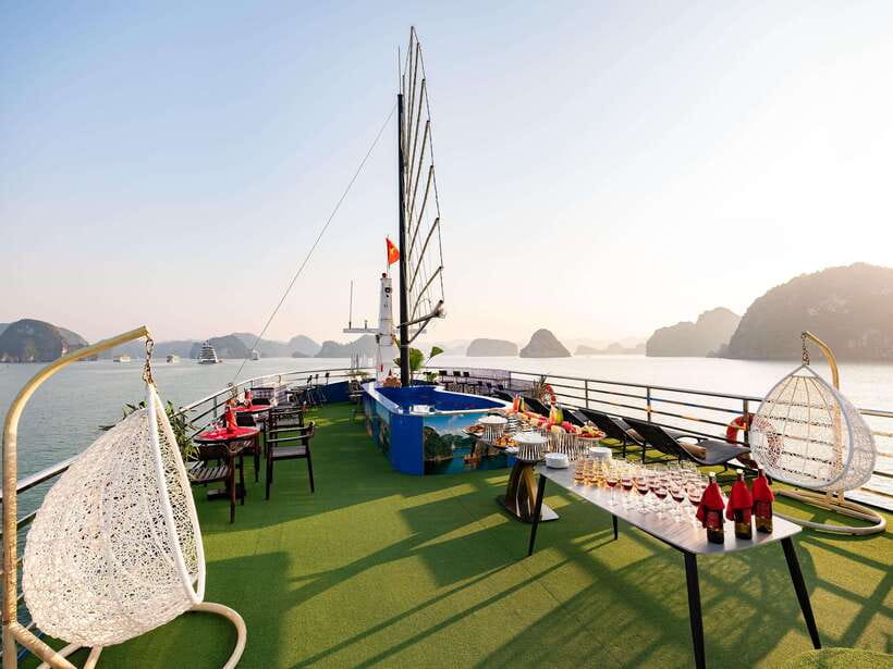 Hanoi: Halong Bay Cruise, Amazing Cave, Titov Island & Kayak - Sunset treats on the return sailing