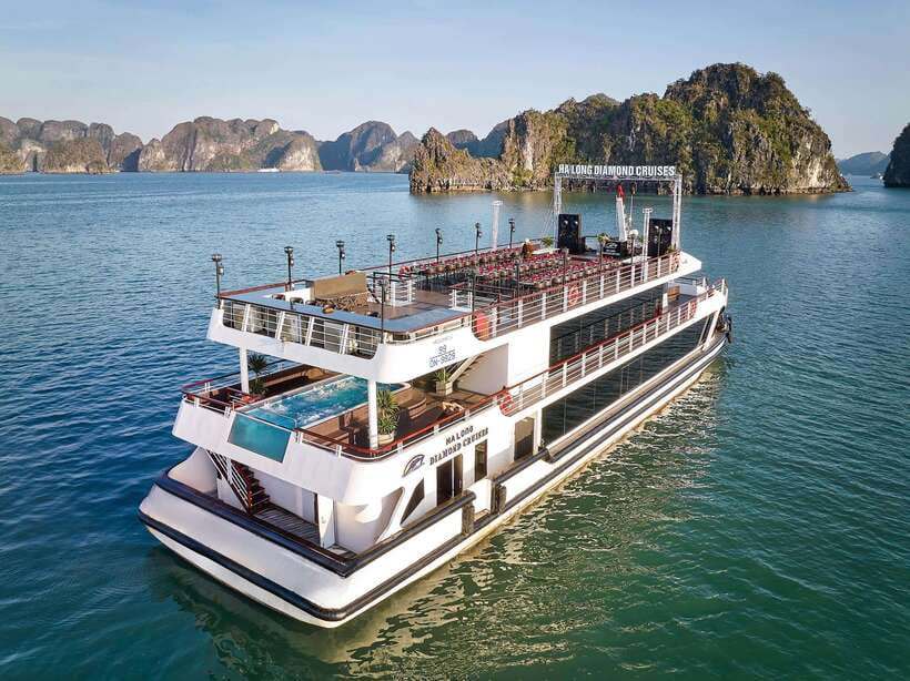 Hanoi: Halong Bay Full-Day Tour with 5-star Diamond Cruise - Buffet lunch with a view of the limestone islands