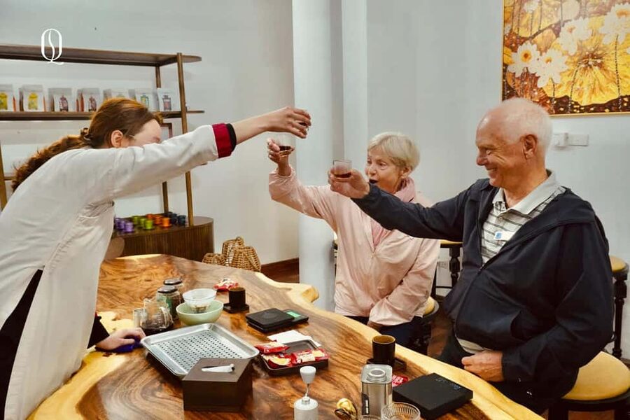Hanoi: Hands-On 5 Vietnamese Coffees & 3 Local Wines Tasting - Meeting Maxie and learning the coffee basics