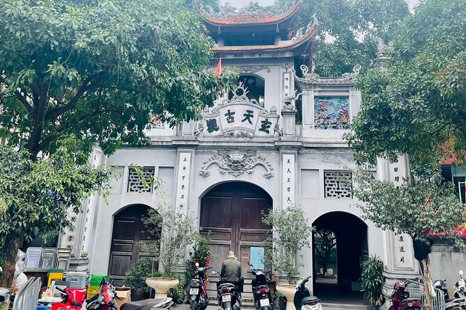 Hanoi Highlights and Hidden Gems Walking Tour - The railway tracks and the homes beside them