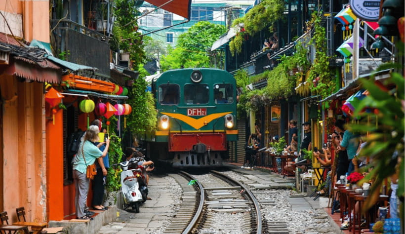 Hanoi: Highlights, Incense Village, Hat Crafting Guided Tour - The long ride to Quang Phu Cau