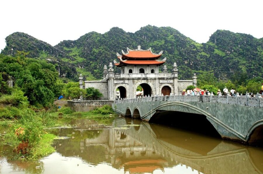 Hanoi: Hoa Lu, Trang An, and Mua Cave Full-Day Trip - The guide makes a big difference
