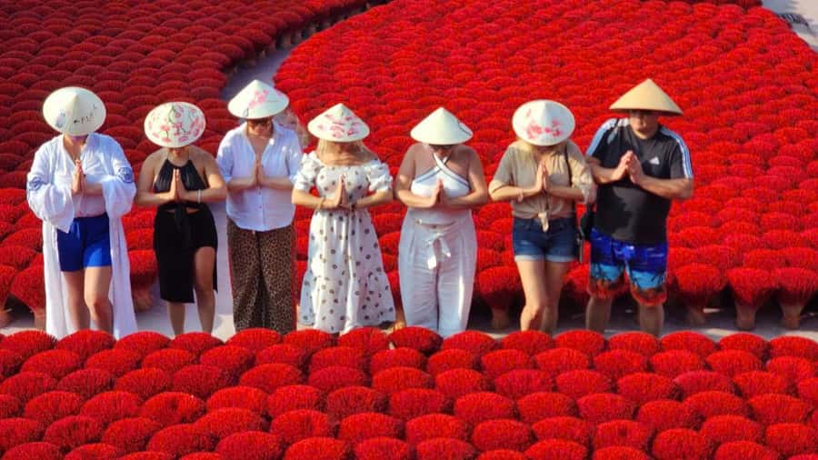 Hanoi: Incense Village, Hat, & Lacquer Artisanal Tour - Quang Phu Cau and the color of incense making