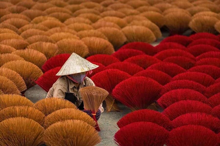 Hanoi: Incense Village, Ninh Binh, Tam Coc, & Hoa Lu Tour - Tam Coc by boat, with caves and cliffs