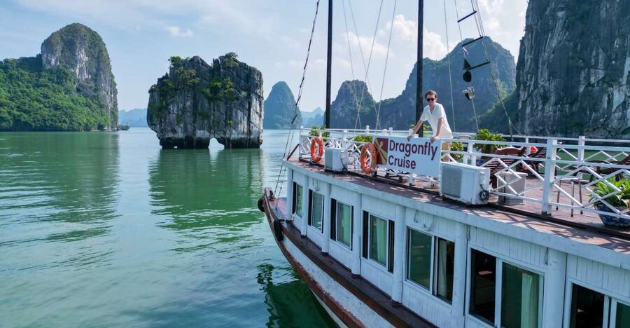 Hanoi: Islands & Caves Ha Long Cruise with Lunch & Kayaking - Lunch begins the cruise