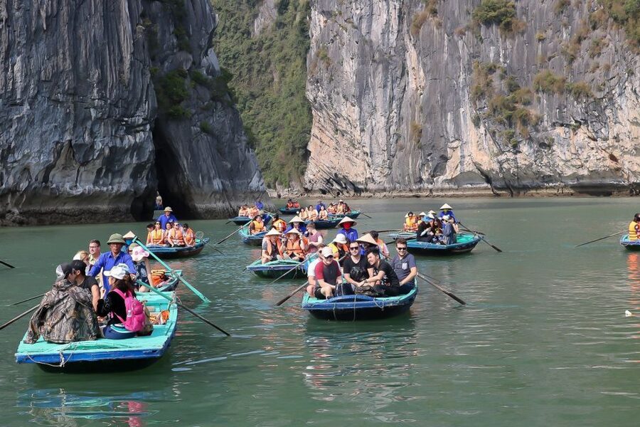 Hanoi: Islands & Caves Ha Long Cruise with Lunch & Kayaking - Kayaking through coves and water tunnels