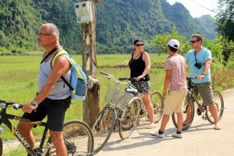 Hanoi: Lan Ha Bay & Cat Ba Island Day Trip on Luxury Cruise - Lunch served on the water