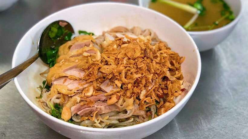 Hanoi: Michelin Guide Street Food Walking Tour - Three Hanoi dishes that make a useful first meal