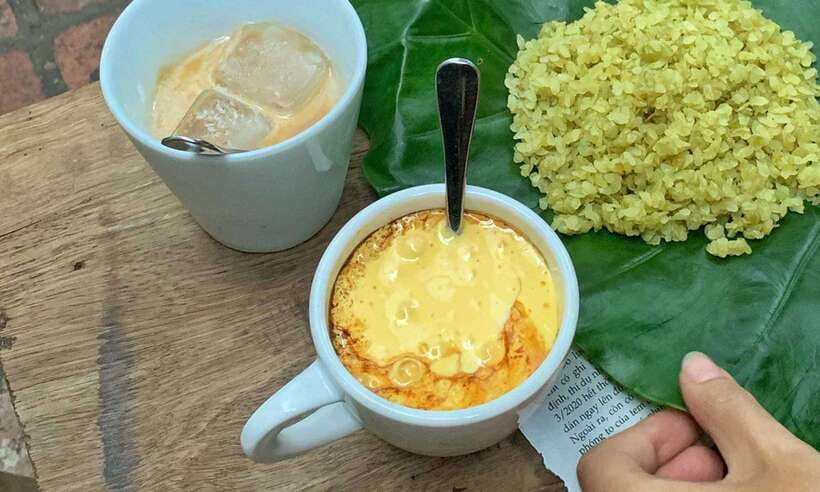 Hanoi: Michelin Guide Street Food Walking Tour - Guides make the difference on crowded streets